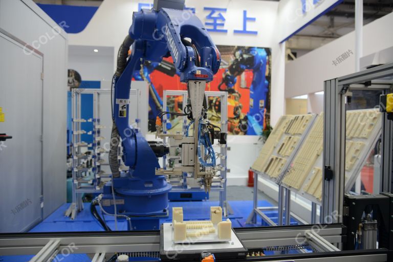 工业机器人 自动化生产线 2018年世界机器人大会 安川首钢 中国智造