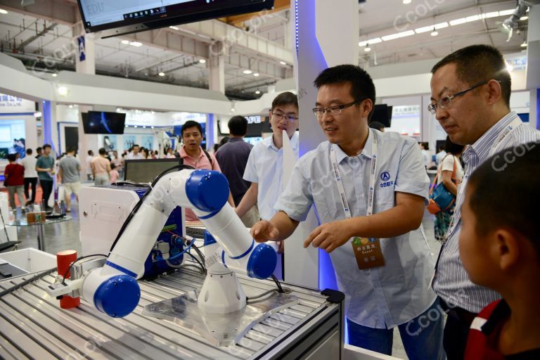 关节手臂机器人 工业机器人 2018年世界机器人大会 中国智造