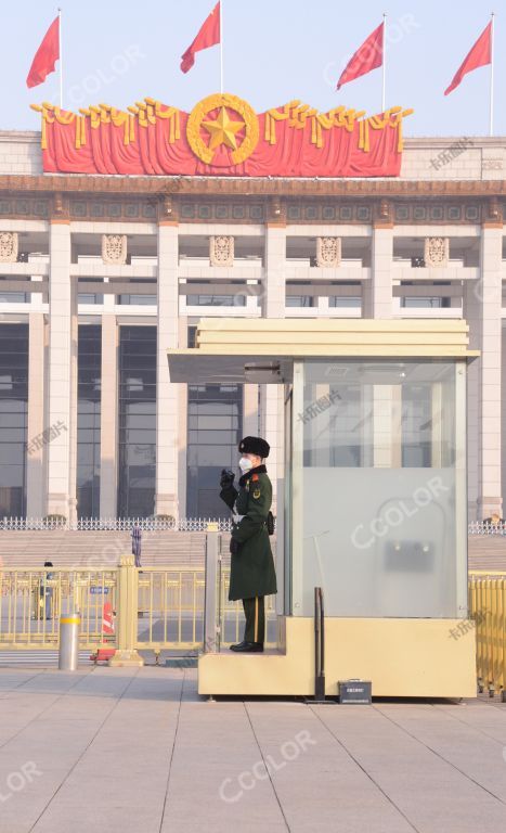 场景类：新冠疫情防控期，天安门广场戴口罩的武警和保安