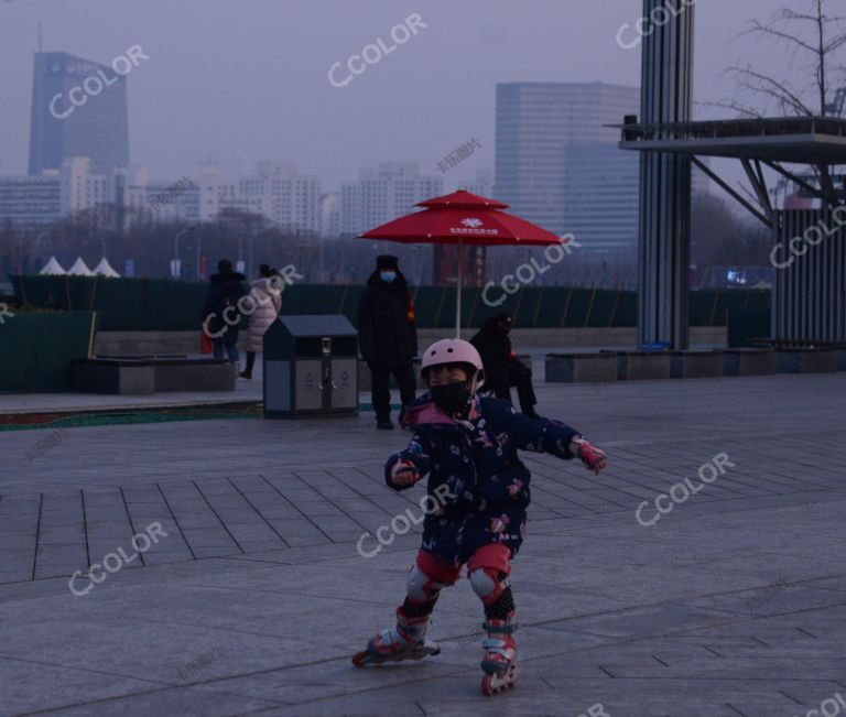 人物类：新冠疫情防控期，奥林匹克森林公园戴着口罩滑旱冰的小男孩