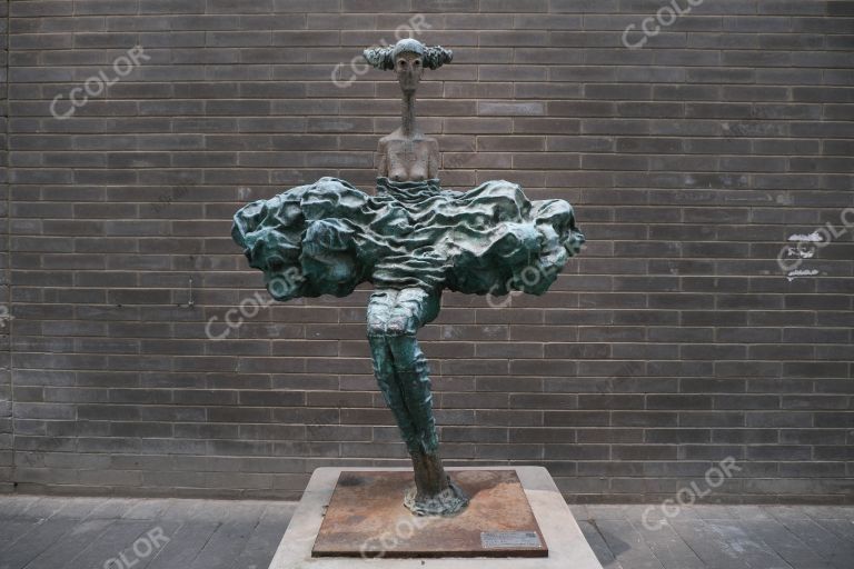 北京今日美术馆门口的雕塑