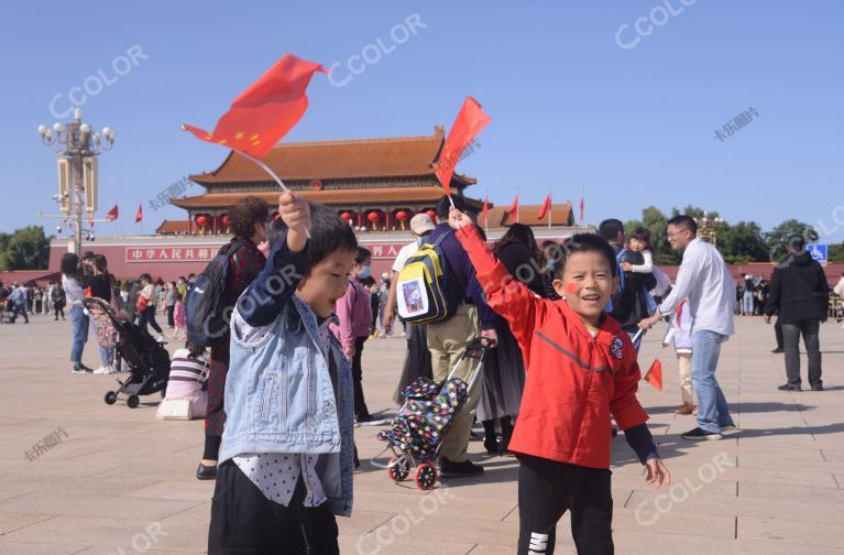 人物类：天安门广场挥舞国旗的儿童，国庆节期间。