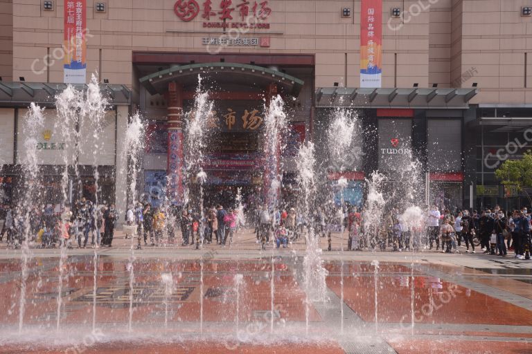 场景类：王府井大街，新东安商场前的喷泉