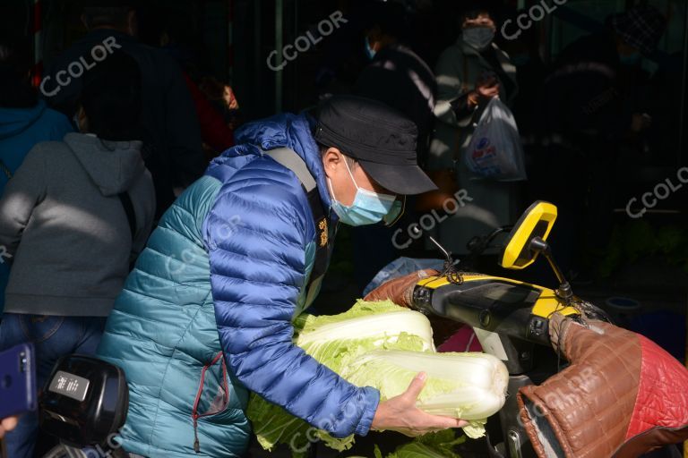 场景类：北京朝内大街，居民排队采购冬储大白菜