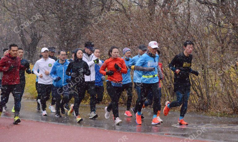 场景类：2020年北京初雪，森林公园中的冒雪跑步者