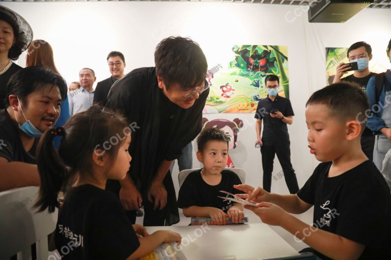 歌手孙楠参加公益活动和小朋友们一起画画
