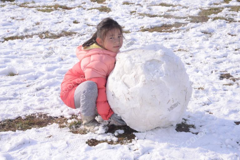 人物类：奥森公园内，滚雪球打雪仗堆雪人的少年儿童