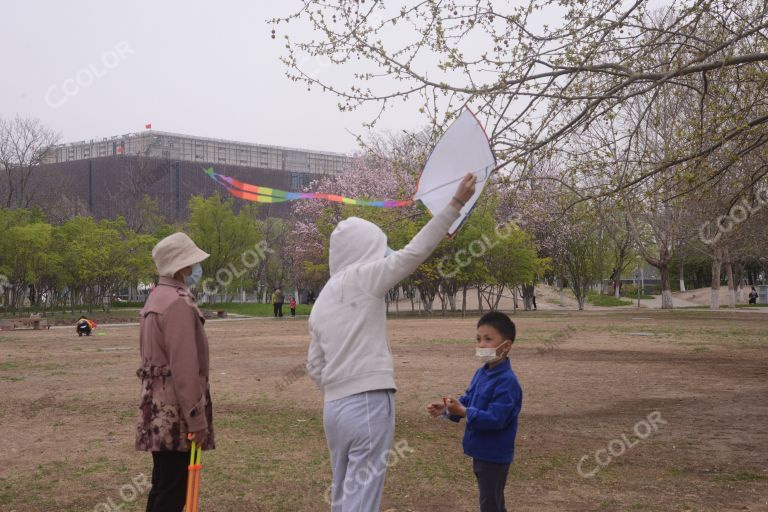 人物类：奥体公园放风筝的游客