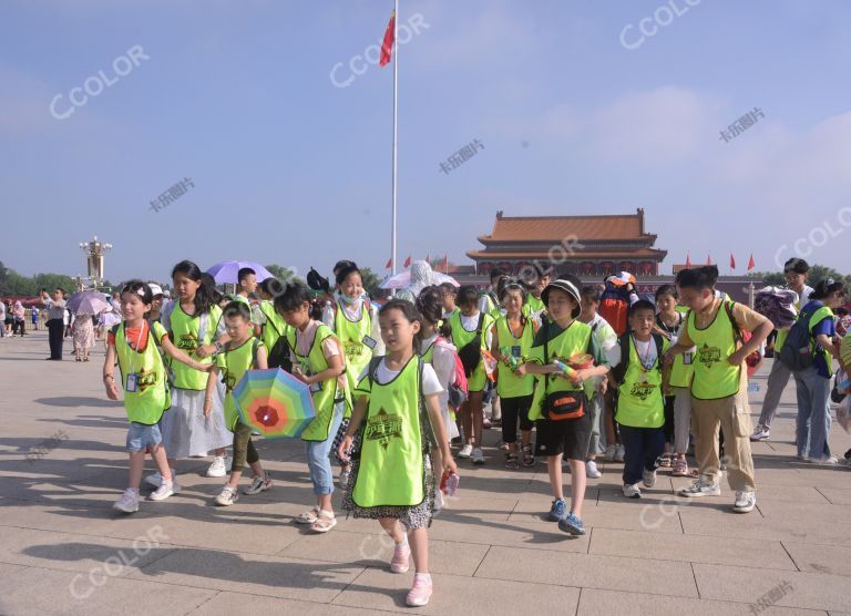 场景类：七月的北京，天安门广场上的少年儿童