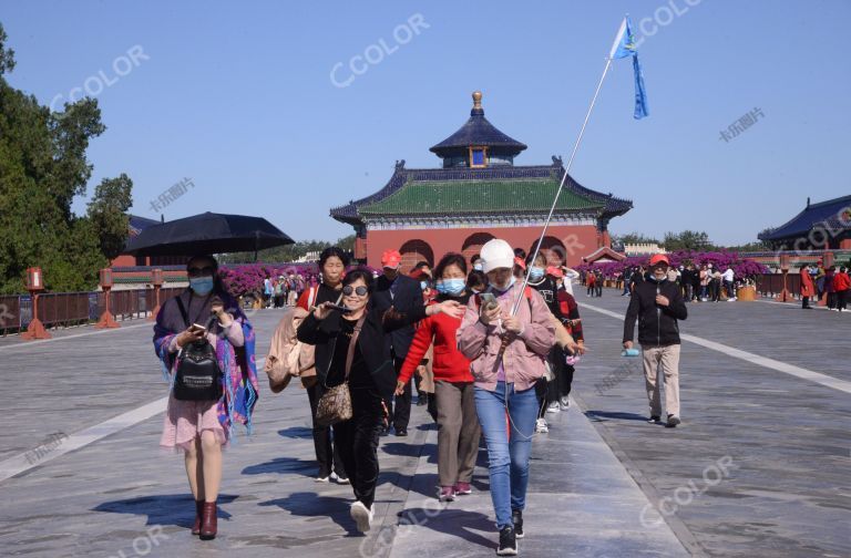 旅游类：天坛公园丹陛桥上行走的旅游团
