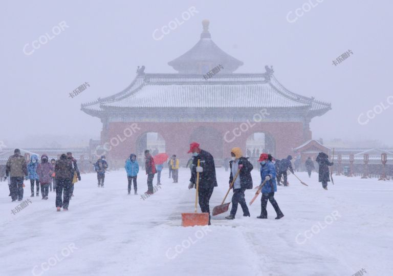 生活类：天坛公园丹陛桥上除雪的工人，2021年北京初雪