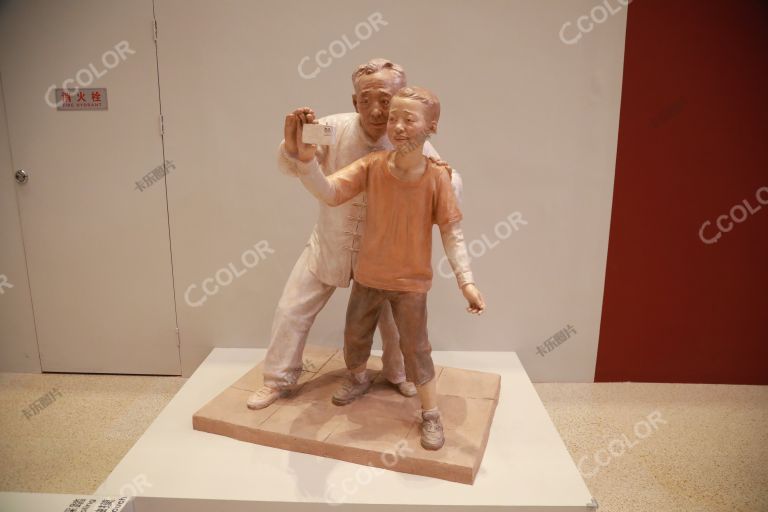 雕塑作品：爷爷和孙子两代人用手机自拍