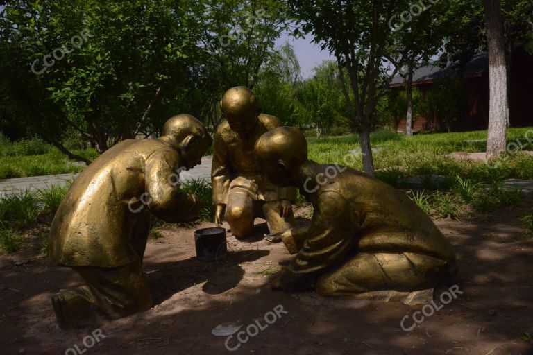 “”小暑促织”雕塑，城市绿心森林公园