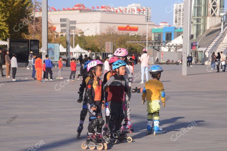 十月的北京，奥体公园练习轮滑的少年儿童