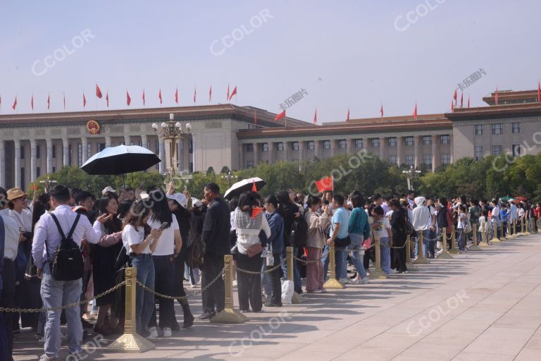 国庆节期间，天安门广场观升旗的游客