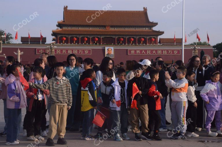 国庆节期间，天安门广场的旅游团