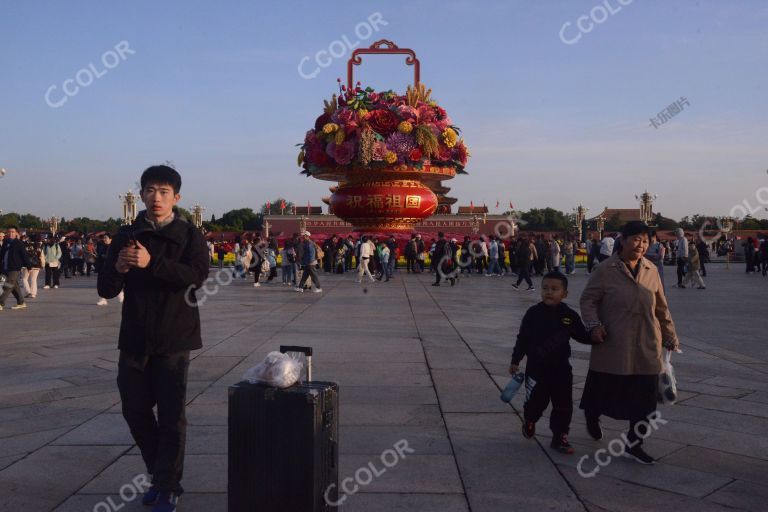 国庆节期间，天安门广场的中外游客