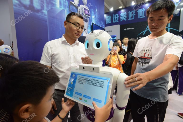 智能服务机器人 小途机器人 科大讯飞 2017年世界机器人大会 中国智造