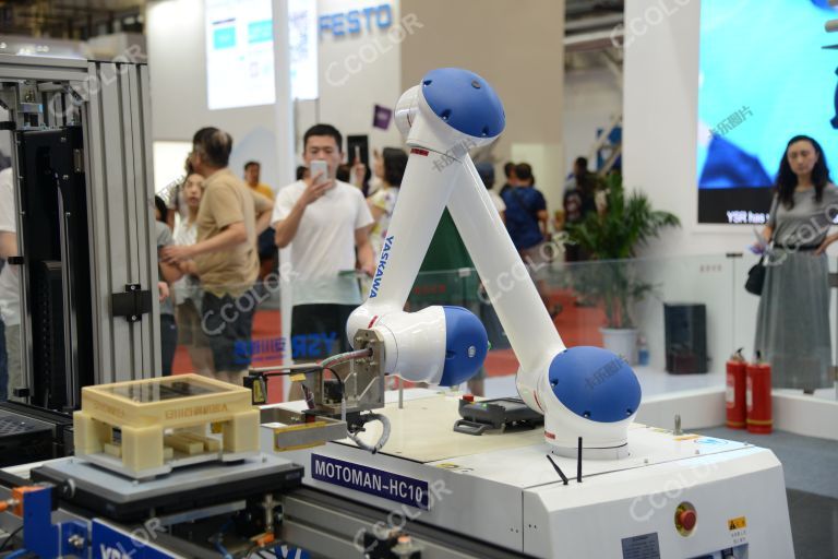 机械手臂 工业机器人 2018年世界机器人大会 新松科技