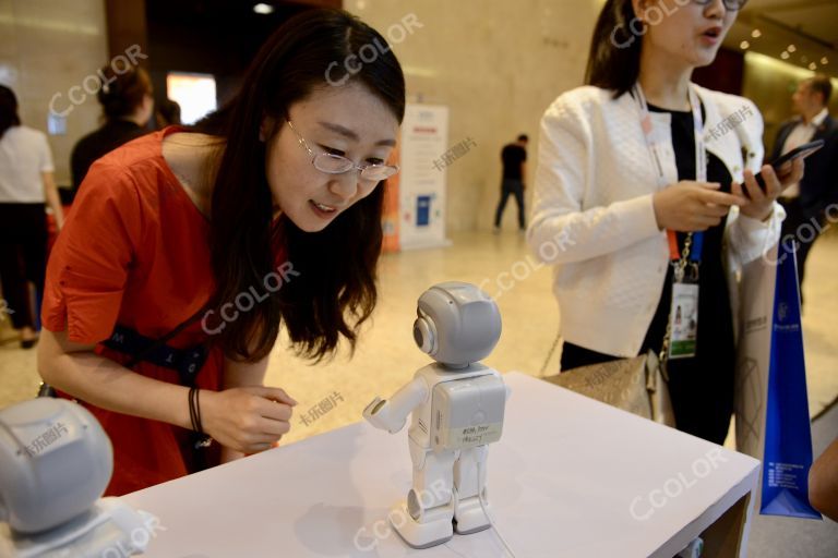 陪伴型机器人 AI陪伴 智慧健康产业