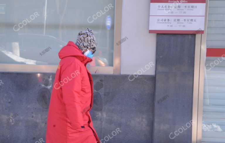 场景类：新冠防控期间的工作日，戴口罩的市民经过北京农商银行门口。
