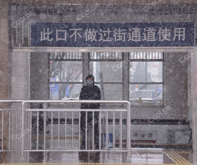 人物类：雪中的地铁站 戴口罩的地铁职工和乘客 新冠防控期间