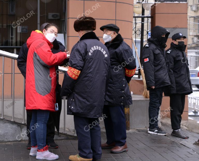 场景类：戴口罩的社区工作人员为返京务工人员作登记 新冠疫情防控