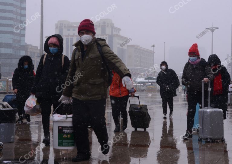 场景类：北京站站前广场的戴口罩的节后返京旅客 新冠病毒疫情防控