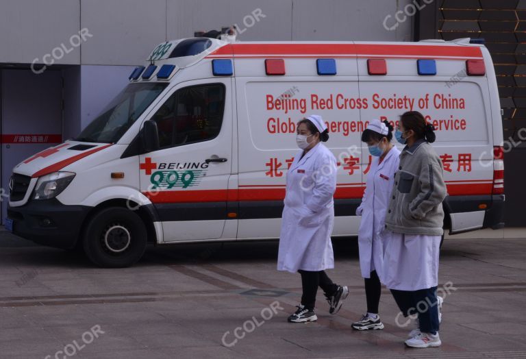 场景类：王府井大街，戴口罩的护士们从急救车前经过