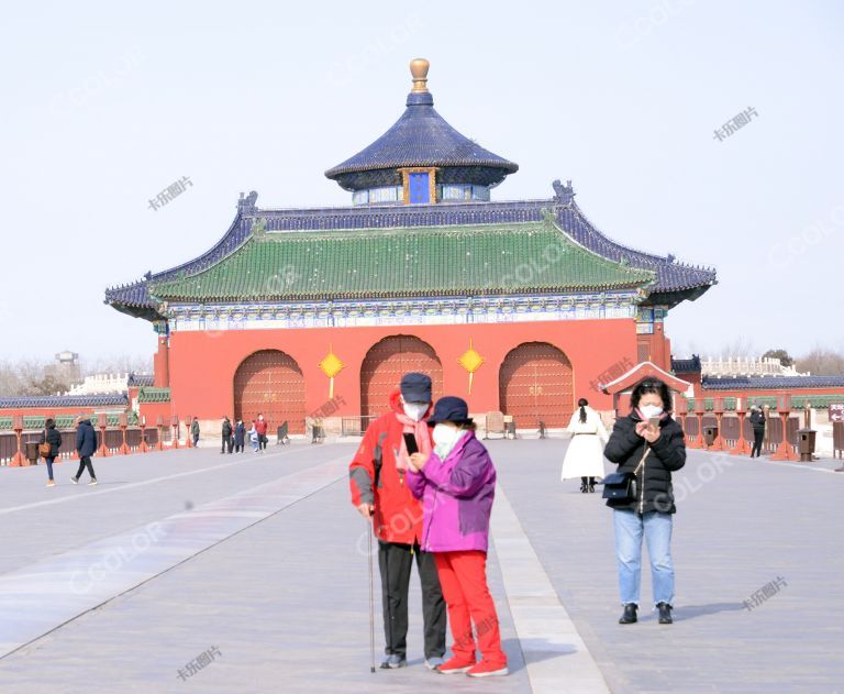 场景类：春节期间，天坛公园戴口罩的游客