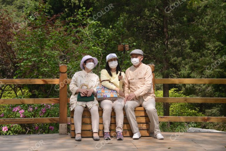 场景类：疫情防控期，景山公园内戴口罩的一家人