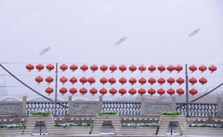 场景类：疫情防控期的春节，运河大桥上的红灯笼