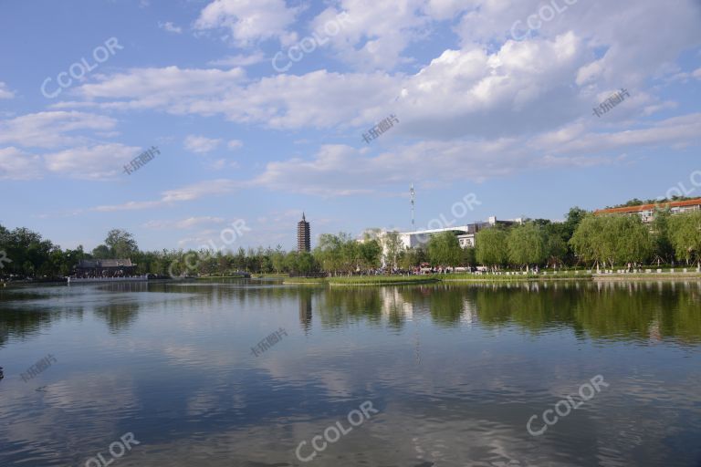 风光类：北京城市副中心通州区西海子公园的湖泊和建筑