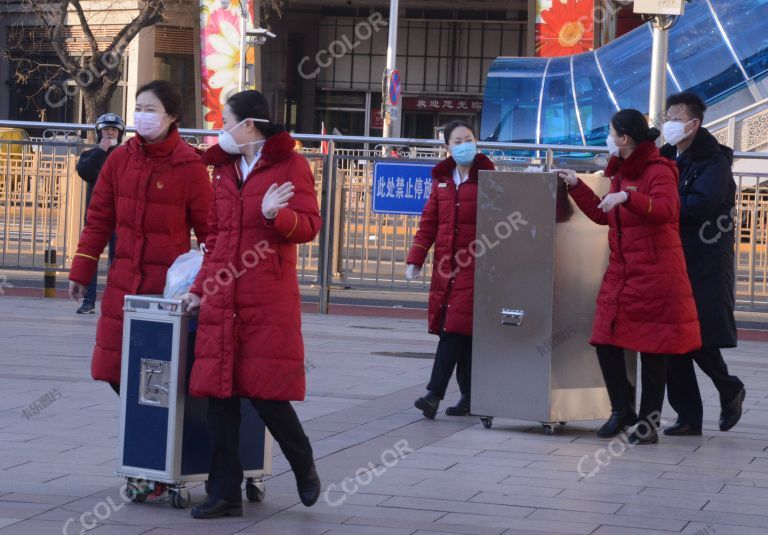 场景类：新冠疫情防控期，北京站戴口罩的乘务员