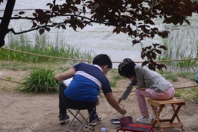 场景类：奥森公园的夏日，湿地和防疫期戴口罩的儿童