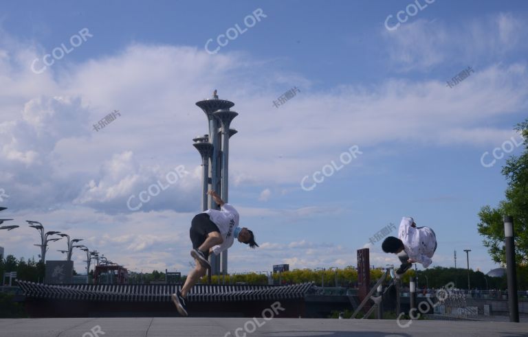 场景类：疫情中复苏的北京，跑酷爱好者在奥林匹克塔前跳跃