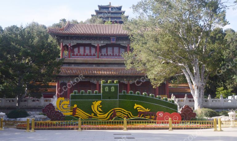 场景类：建党百年庆典前的北京，景山公园的花坛