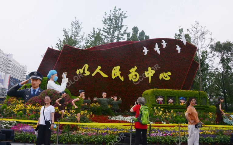 场景类：建党百年庆典前的北京，“人民至上”花坛