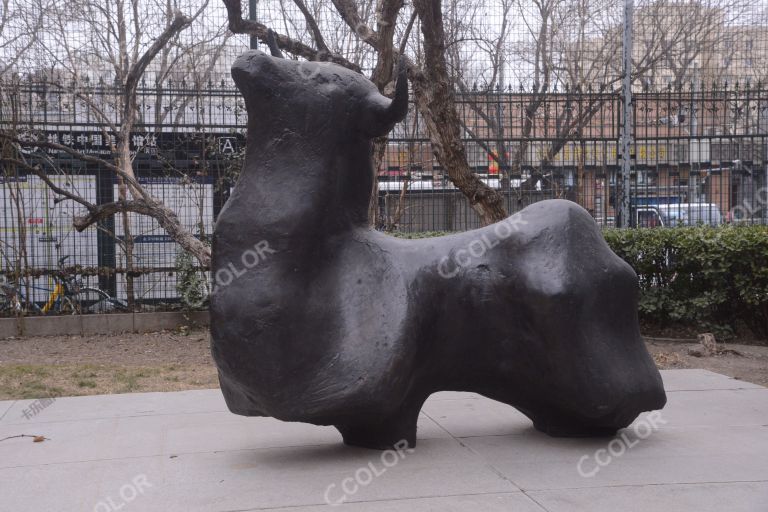 城市雕塑：阳光下的牛（作者：让.卡尔多），中国美术馆雕塑园