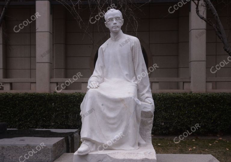城市雕塑：朱自清像（作者：王克庆），中国美术馆雕塑园
