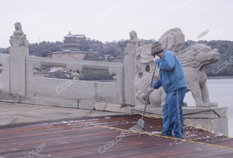 风光类：颐和园的冬季，环卫工在十七孔桥清扫积雪