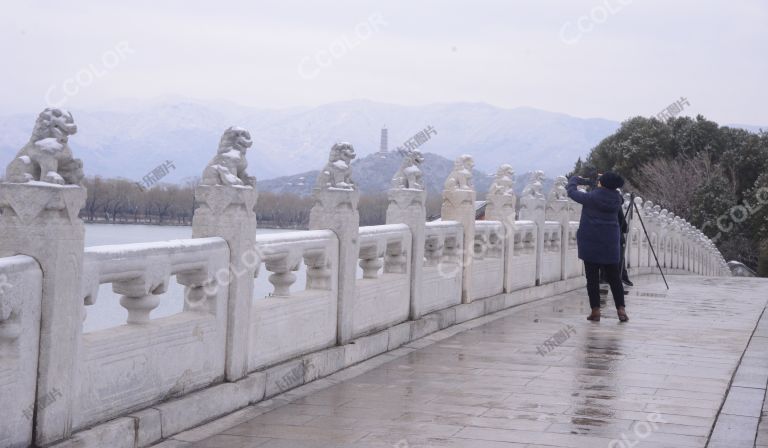 风光类：颐和园的冬季，十七孔桥上远眺玉泉山