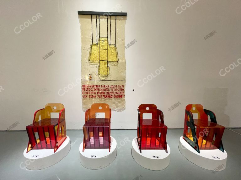 艺术展现场｜设计师加埃塔诺·佩谢个展-各种椅子
