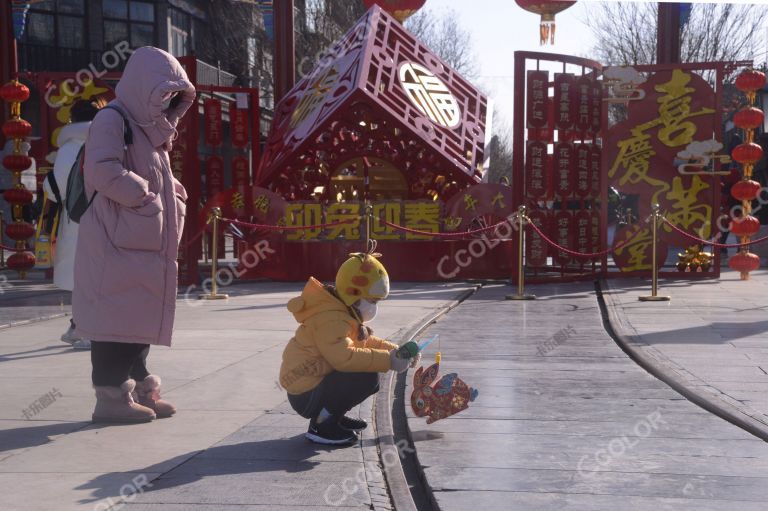 春节前的前门大街,手持兔形灯的儿童