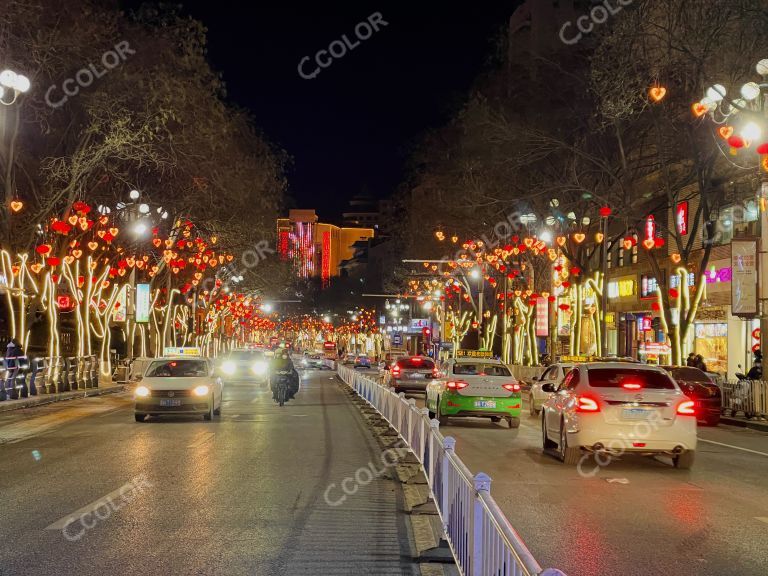 场景类：春节前夕，承德路边夜景有红灯笼和彩灯装饰