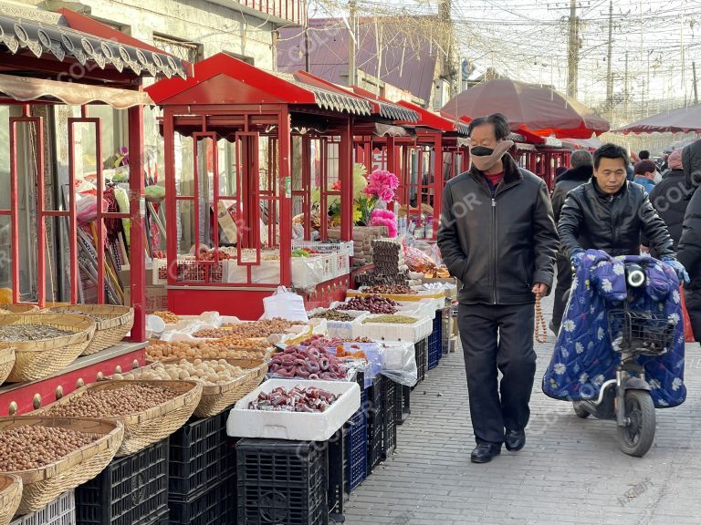 生活类：春节前夕市场上采购年货的人