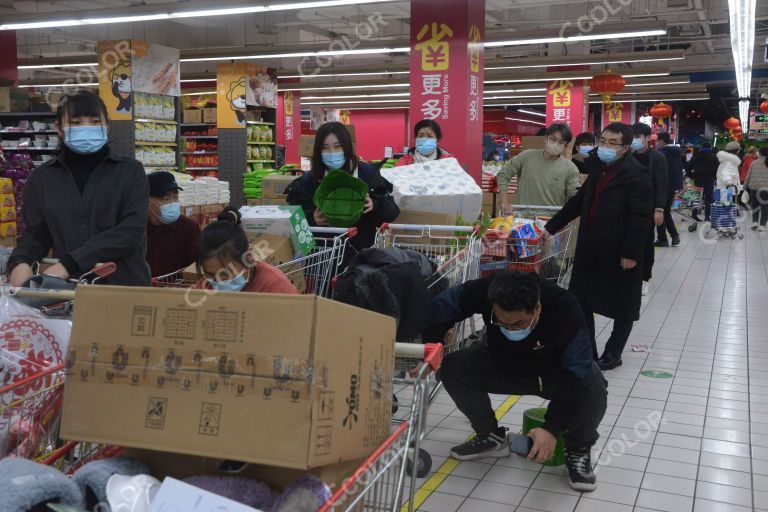 经济类：家乐福超市会员商品抢购潮