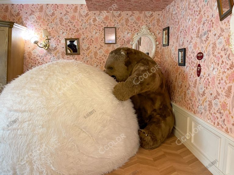 欧阳娜娜艺术展上的熊