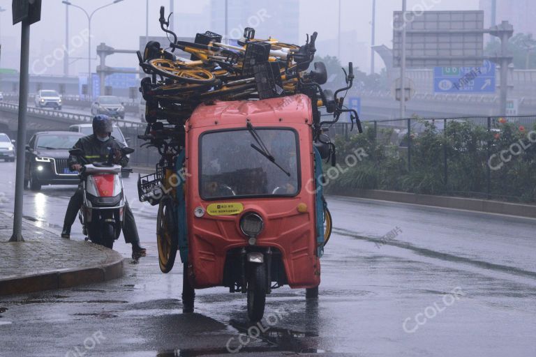  城市公共，雨中的共享单车运维保障车