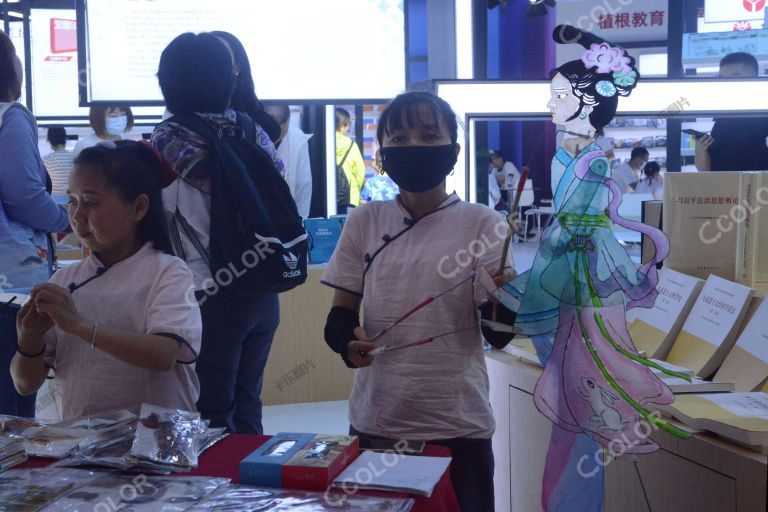 皮影戏表演为第二十一届北京国际图书博览会助兴